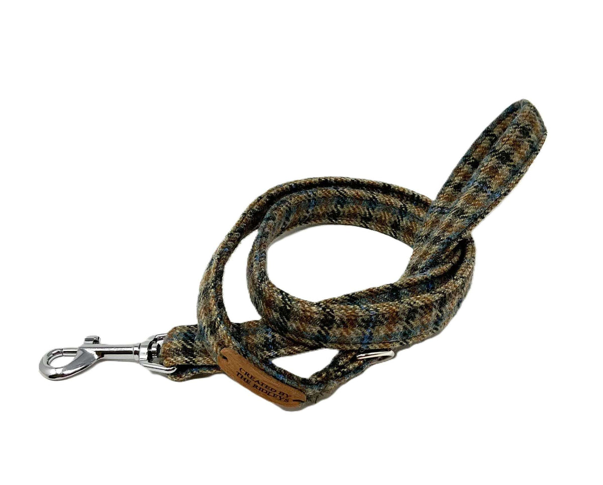 Dog leash with checkered pattern and metal clip on a white background